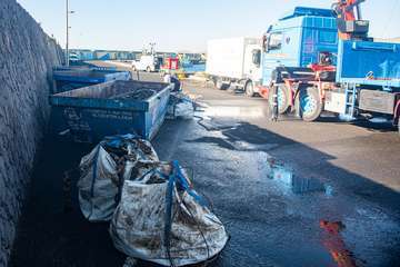 El Cabildo extrae 25 grandes sacas de plásticos y cabos, neumáticos y carros de la compra de los fondos del muelle de Taliarte/TA.